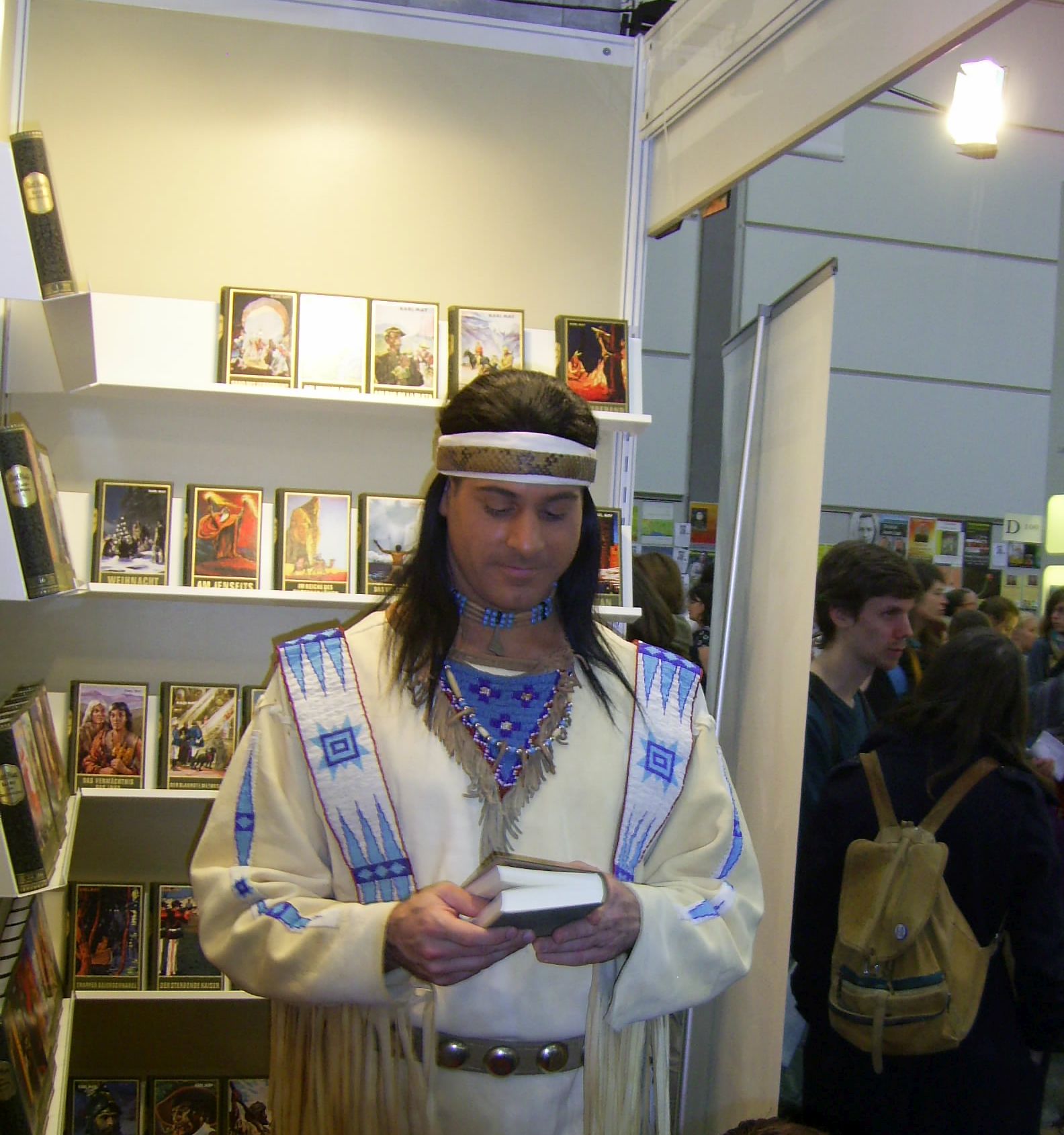 Winnetou liest Karl May.jpg